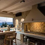 Holiday home - Poolside Lux Getaway
