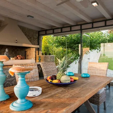 - Poolside Lux Getaway 度假居 *