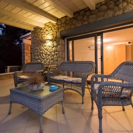 - Poolside Lux Getaway 度假居