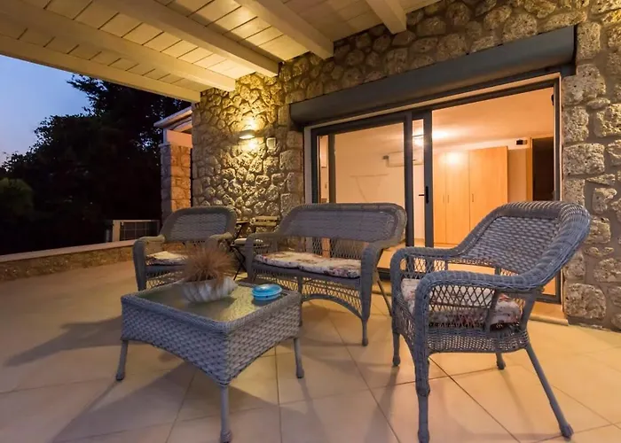 - Poolside Lux Getaway בית נופש